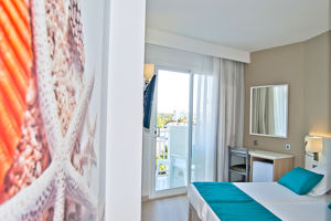 Woonvoorbeeld standaardkamer zwembadzicht