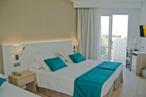 Woonvoorbeeld standaardkamer zwembadzicht