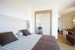 Woonvoorbeeld familie premiumkamer met zwembadzicht