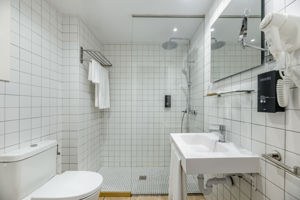 Woonvoorbeeld 2-persoonskamer standaard met zwembadzicht