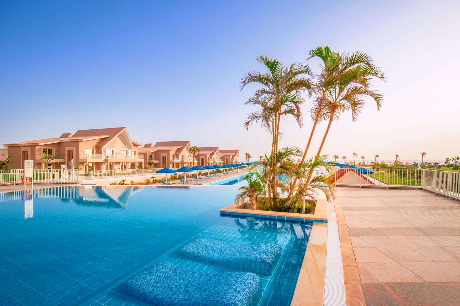 Albatros Sea World Resort slide 1