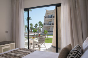 Woonvoorbeeld standaard 2-persoonskamer zijzeezicht (Triple Trouble)