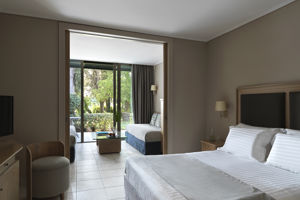 Woonvoorbeeld familiekamer bungalow tuinzicht of zeezicht