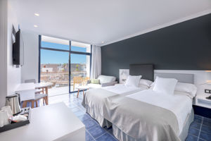 Woonvoorbeeld standaardkamer met zwembadzicht