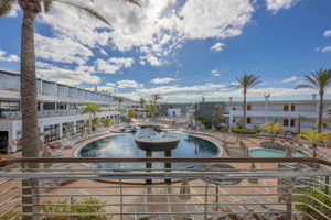 Woonvoorbeeld standaardkamer met zwembadzicht