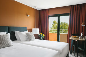 Topázio Vibe Beach Hotel & Apartments