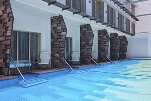 Woonvoorbeeld standaardkamer met toegang tot het zwembad