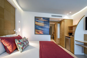 Woonvoorbeeld standaard familiekamer zee -of zwembadzicht