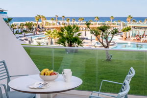 Woonvoorbeeld standaard familiekamer zee -of zwembadzicht