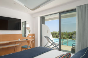 Woonvoorbeeld standaard familiekamer privezwembad